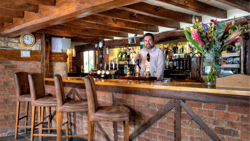 Bar på White Hart Hotel, England